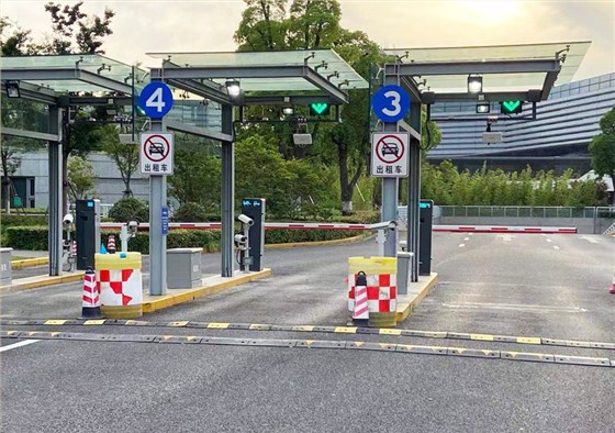 德亚虹桥机场停车场道闸案例